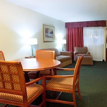 Ramada Inn Lafayette Conference Center Room photo