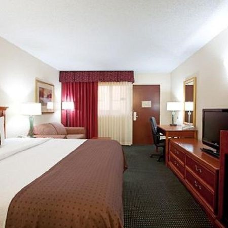 Ramada Inn Lafayette Conference Center Room photo