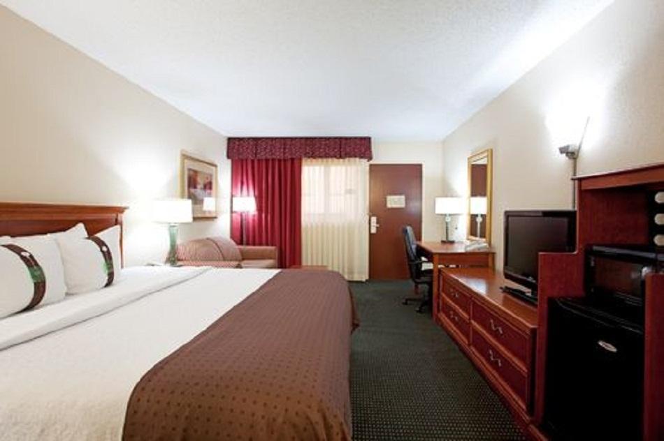 Ramada Inn Lafayette Conference Center Room photo